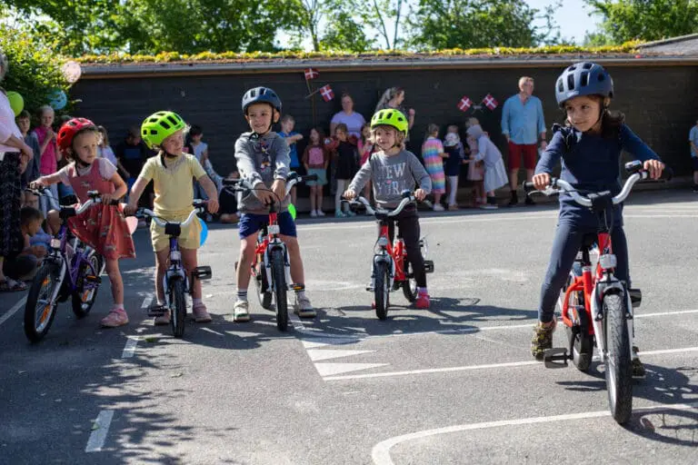 Cykler og cyklehjelme til trafiklære