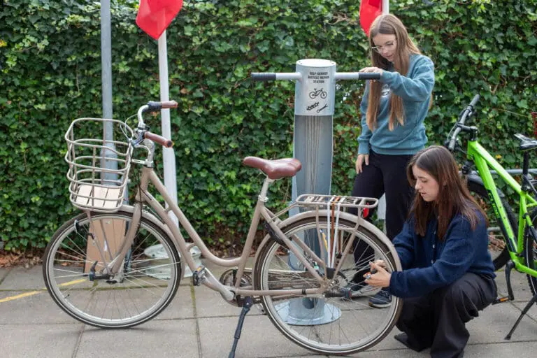 Cykelpumpe-stationer holder gang i hjulene