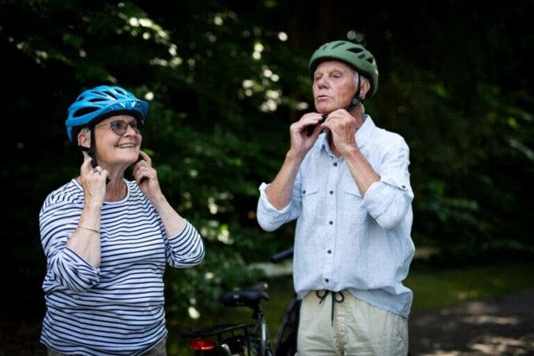 seniorcyklist med cykelhjelm